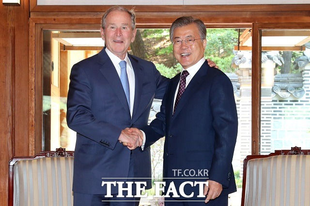 문재인 대통령이 23일 청와대 상춘재에서 고 노무현 전 대통령 10주기 추도식에 참석하기 위해 한국을 방문한 조지 부시 전 미국 대통령을 접견하고 있다. 부시 전 대통령은 고 노무현 전 대통령 10주기 추도식 참석을 위해 한국을 방문했다. /뉴시스