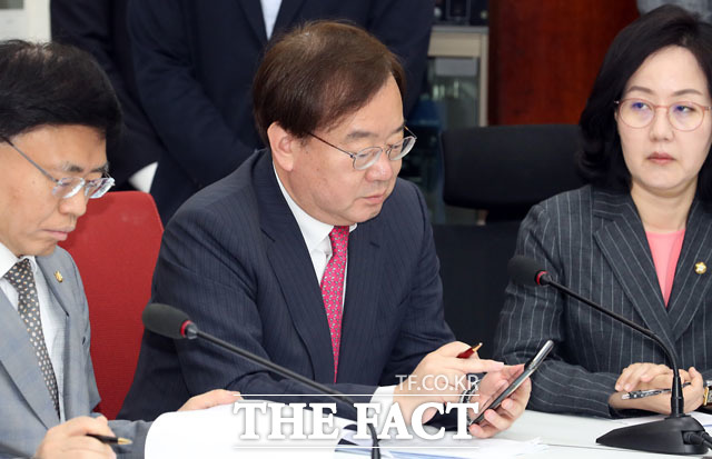 23일 국회에서 열린 자유한국당 청와대 특감반 진상조사단 회의에서 강효상(가운데) 의원이 휴대폰을 보고 있다. /뉴시스