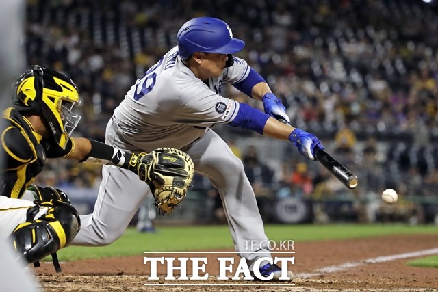 류현진이 26일(한국시간) 미국 펜실베이니아주 피츠버그 PNC 파크에서 열린 피츠버그 파이어리츠와 원정경기에서 뛰어난 위기관리능력을 보이고 타석에서 역전 2루타의 괴력으로 시즌 7승을 달성했다. /피츠버그=AP.뉴시스