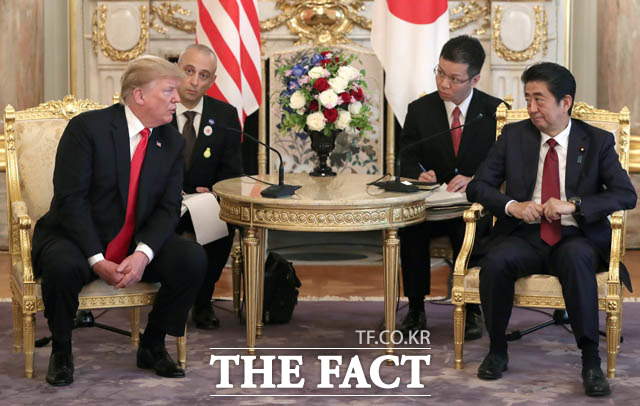 전문가들은 도널드 트럼프 미국 대통령과 존 볼턴 보좌관 사이에 불협화음이 있다고 지적했다. 트럼프 대통령과 신조 아베 일본 총리가 회담을 갖고 있다. /AP.뉴시스