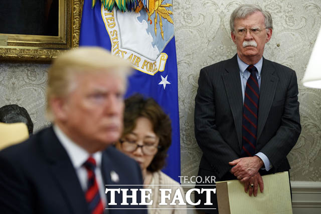 도널드 트럼프 미국 대통령이 한국측으로부터 방위비 50억 달러(약 6조원)를 받지 못하면 미군을 철수하라고 위협했다는 증언이 나왔다. 백악관에서 트럼프 대통령 뒤에 볼턴 전 보좌관이 서 있는 모습. /AP.뉴시스