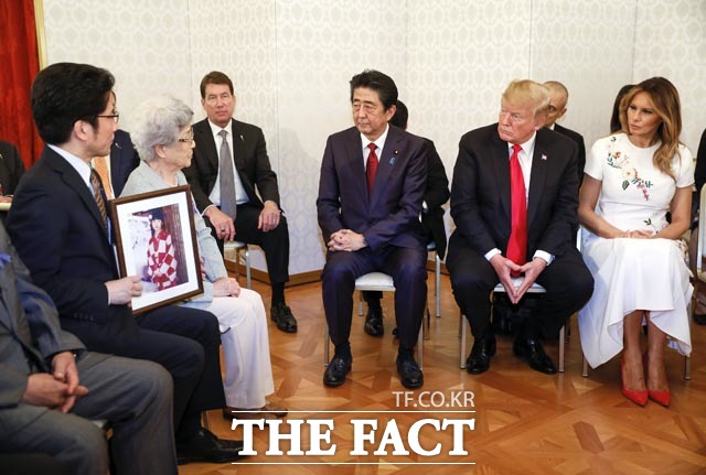 27일 방일한 도널드 트럼프 미국 대통령은 아베 신조 일본 총리와 함께 일본의 납북자 가족들을 면담하기도 했다./AP.뉴시스