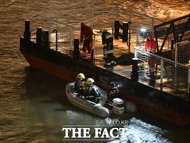헝가리 부다페스트 다뉴브강에서 34명이 탄 유람선 하블레아니가 침몰해 구조대가 실종자 수색작업에 투입되고 있다. /AP.뉴시스