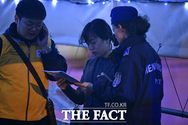 29일(현지시간) 헝가리 부다페스트 다뉴브강에서 한국인 관광객 등이 탑승한 유람선 하블레아니가 침몰해 현지 한국 외교부 관계자들이 다뉴브강 주변에서 경찰과 얘기하고 있다. /AP.뉴시스