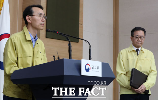 강형식(왼쪽)외교부 해외안전기획관과 김인철 외교부 대변인이 30일 오후 서울 도렴동 외교부 청사 브리핑룸에서 헝가리 유람선 사고 관련 브리핑 도중 취재진 질문을 경청하고 있다. /뉴시스