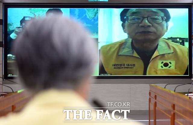 강경화 외교부 장관이 30일 외교부청사에 마련된 재외국민 보호 대책본부 종합상황실에서 열린 장관 주재 대책 회의에서 주헝가리대사관 최규식 대사로부터 현장 보고를 받고 있다. /뉴시스