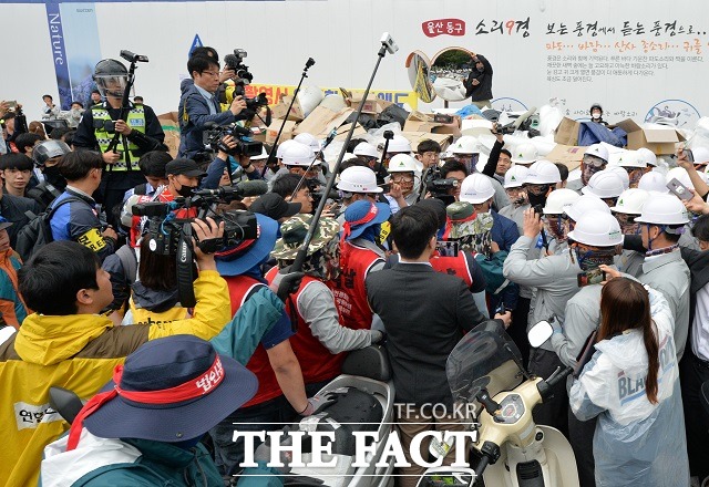 31일 오전 현대중공업 노조가 회사의 물적분할에 반대하며 주주총회장인 울산 동구 한마음회관에서 사측과 대치하고 있다. /뉴시스