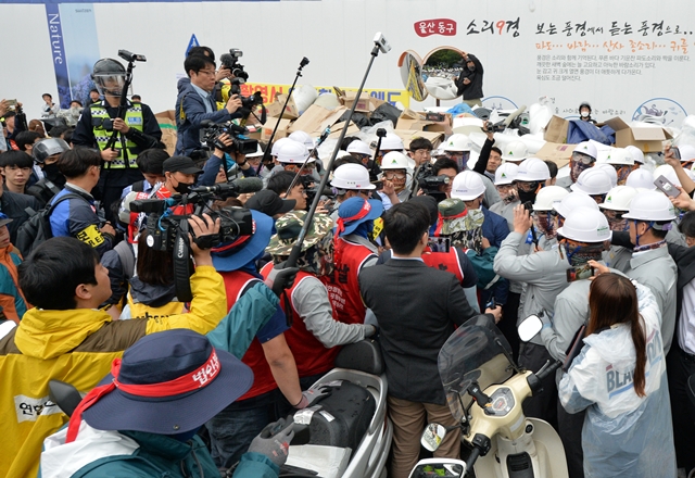 현대중공업과 노조가 지난달 31일 울산 동구 한마음회관 앞에서 회사의 물적 분할을 결의하는 주총을 반대하며 대치하고 있다. /뉴시스