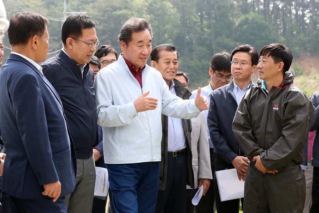 이낙연 국무총리가 북한 자강도 우시군 소재 북상협동농장에서 아프리카돼지열병(ASF)이 발생하자 1일 오전 접경지역인 인천 강화군의 한 양돈농장을 방문해 차단방역 상황을 점검하며 농장 관계자와 대화를 하고 있다. /뉴시스