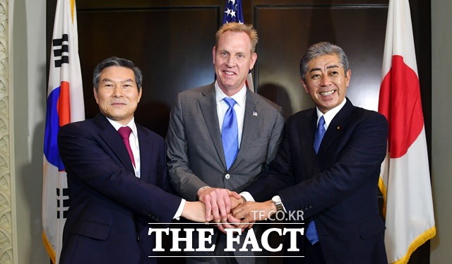 정경두 국방부 장관이 2일(현지시간) 오전 9시 제18차 아시아안보회의가 열린 싱가포르 샹그릴라 호텔에서 패트릭 섀너핸 미 국방장관 대행, 이와야 다케시 일본 방위상과 한미일 국방 장관 회담을 갖고 북한정세, 지역안보, 3국 협력 등에 대해 논의했다. /국방부. 2019.06.02. (사진=국방부 제공)