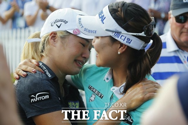 한국선수로는 10번째 US여자오픈 챔피언에 이름을 올린 이정은6(왼쪽)와 2011년 우승자 유소연이 기쁨을 나누고 있다./찰스턴(미 사우스캐롤라이나주)=AP.뉴시스