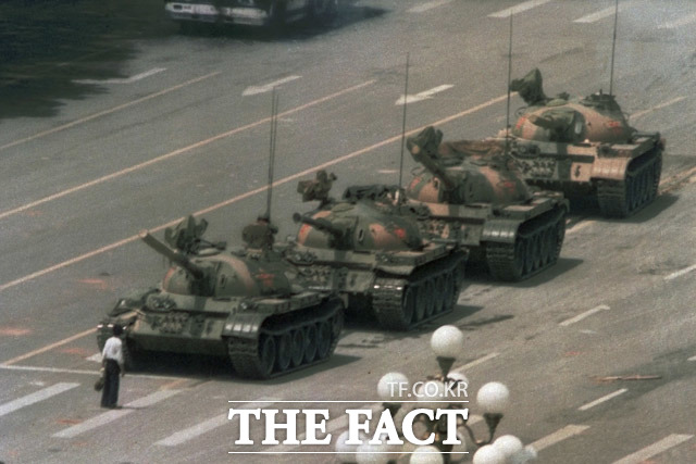 AP통신 사진기자 제프 와이드너가 찍은 사진으로, 지난 1989년 천안문 사태 당시 중국 베이징(北京) 중심가 창안제(長安街)에서 한 남성이 맨몸으로 중국군 탱크들을 막아섰던 모습. /AP.뉴시스
