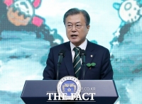  文 대통령 지지율 48.2%…'연이은 막말' 한국당 20%대 추락