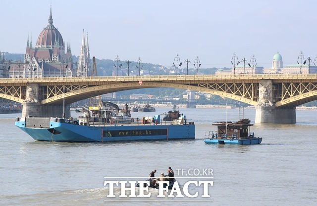 6일 오전(현지시각) 헝가리 부다페스트 다뉴브강 사고현장에는 선체 인양에 동원될 선박이 정박해 있다. /부다페스트(헝가리)=뉴시스