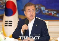  文대통령 '적극 행정 우수 공무원, 인사 우대 조치'