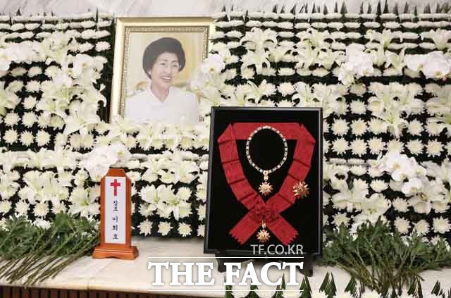 11일 서울 서대문구 세브란스병원 장례식장에 마련된 이희호 여사의 빈소 제단의 모습. /뉴시스
