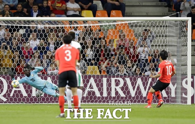 세네갈과 8강전에서 정확한 왼발 페널티킥으로 득점하는 이강인./AP.뉴시스