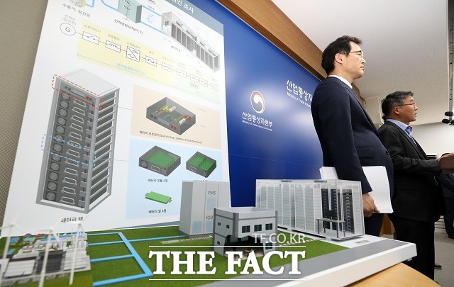 이승우 국가기술표준원장(오른쪽)이 11일 정부세종청사에서 민관합동 에너지저장장치(ESS) 화재사고 원인조사위원회가 실시한 ESS 화재사고 원인조사 결과와 재발방지를 위한 종합안전강화대책, ESS 산업생태계 경쟁력 지원방안을 발표하고 있다. /뉴시스