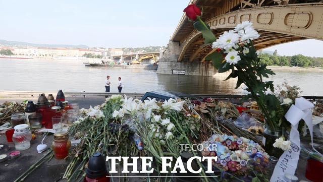 10일 오전(현지시각) 헝가리 부다페스트 다뉴브강 유람선 침몰 사고현장 앞 추모공간에는 추모의 꽃들이 놓여져 있다. /부다페스트(헝가리)=뉴시스