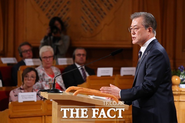 스웨덴을 국빈 방문 중인 문재인 대통령이 14일 스톡홀름 스웨덴 의회에서 한반도 비핵화와 평화를 위한 신뢰 주제로 연설하고 있다. /뉴시스