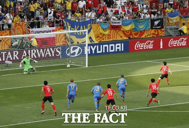 전반 5분 상대 골키퍼의 움직임을 보고 침착하게 반대 골문을 노려 성공시킨 이강인./우치(폴란드)=AP.뉴시스