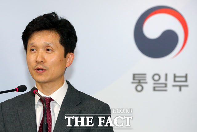 통일부가 한미정상회담 전 원포인트 남북정상회담에 대해 다각적인 노력을 하고 있다고 밝혔다. 서울 종로구 정부서울청사에서 이상민 통일부 대변인이 관련 브리핑을 하고 있다. /뉴시스