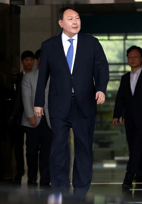 문무일 검찰총장 후임으로 지명된 윤석열 서울중앙지검장이 17일 서울중앙지방검찰청을 나서고 있다./뉴시스