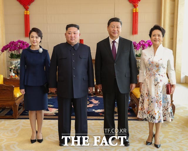 시진핑 중국 국가주석의 방북소식에 다양한 해석이 나오고 있다. 김정은 북한 국무위원장과 리설주 여사(왼쪽)가 지난 1월 방중 당시 중국 베이징반점에서 시진핑 국가주석 및 펑리위안 여사와 기념촬영을 하고 있다. /신화·뉴시스