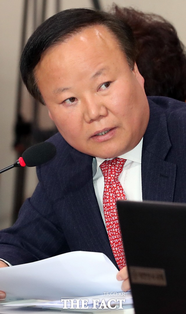 자유한국당 차기 사무총장직에 어떤 의원이 인선될지 관심이 쏠리고 있다. 총선을 앞두고 공천심사위원회에 당연직으로 참여할 수 있는 권한이 있지만 정작 하마평에 오른 의원들은 제안받은 적 없다며 답변을 피하고 있다. /뉴시스