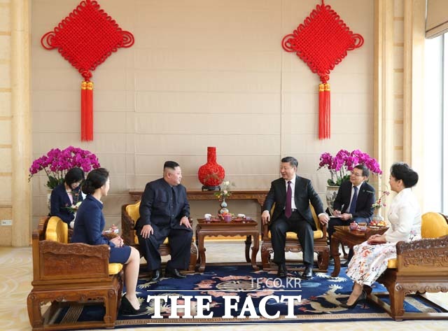 한미중 전문가들은 각국의 이해관계를 대변하듯 분석했다. 김정은 북한 국무위원장과 리설주 여사가 지난 1월 9일 중국 베이징반점에서 시진핑 국가주석 및 펑리위안 여사와 대화하고 있다. /신화.뉴시스