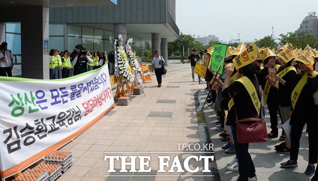 20일 전북 전주시 전라북도교육청에서 전주 상산고등학교의 자율형사립고 재지정을 앞둔 가운데 전북교육청 입구에 현수막이 걸려 있다. 【전주=뉴시스】