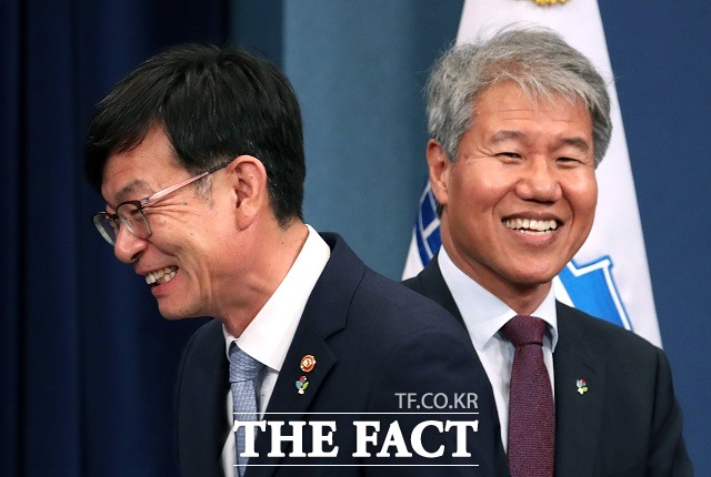 퇴임하는 김수현(오른쪽) 정책실장이 21일 청와대 춘추관에서 김상조 신임 정책실장을 소개하고 있다. /뉴시스