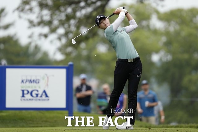 한국의 박성현이 24일 끝난 2019시즌 미국여자프로골프(LPGA) 투어 세 번째 메이저 대회 KPMG 위민스 PGA 챔피언십에서 힘차게 티샷을 날리고 있다. 박성현은 맹렬한 추격전을 펼쳐 준우승을 차지했다./채스카(미 미네소타주)=AP.뉴시스