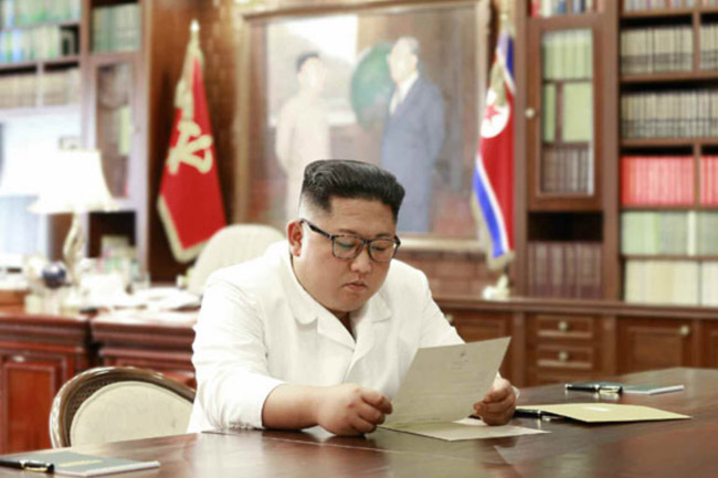 북미정상이 판문점에서 만나는 것이 아니냐는 전망이 나왔다. 북한 노동신문이 23일 도널드 트럼프 미국대통령이 친서를 보내왔다며, 김정은 국무위원장이 친서를 읽는 모습의 사진과 함께 보도했다. / 노동신문