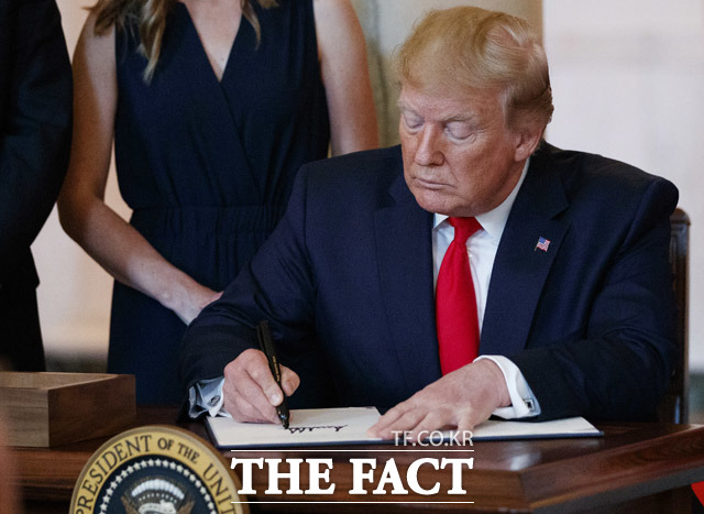 미국 소식통에 따르면 도널드 트럼프 대통령과 방한시 김정은 북한 국무위원장과 깜짝 만남은 이뤄지지 않는다. 트럼프 대통령이 이란 제재에 사인을 하고 있는 모습. /AP.뉴시스