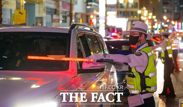 24일 오후 부산 해운대구의 한 도로에서 경찰이 대대적인 음주운전 단속을 펼치고 있다. /뉴시스(사진=부산경찰청 제공)