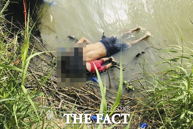 엘살바도르인 오스카 알베르토 마르티네즈 라미네즈와 그의 2살 딸 발레리아가 2019년 6월 23일 미국과 멕시코 국경지대 리오그란데강을 건너다 실종돼 이튿날 강둑에서 발견됐다. /AP.뉴시스