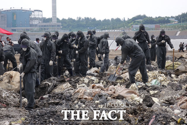 고유정이 범행 이후 제주에서 버린 쓰레기 종량제 봉투가 매립된 것으로 추정되는 매립장 구역에서 뼛조각으로 보이는 물체가 발견됐다. 사진은 경찰이 지난 28일 제주환경자원순환센터 내 매립장에서 수색을 벌이는 모습. /뉴시스