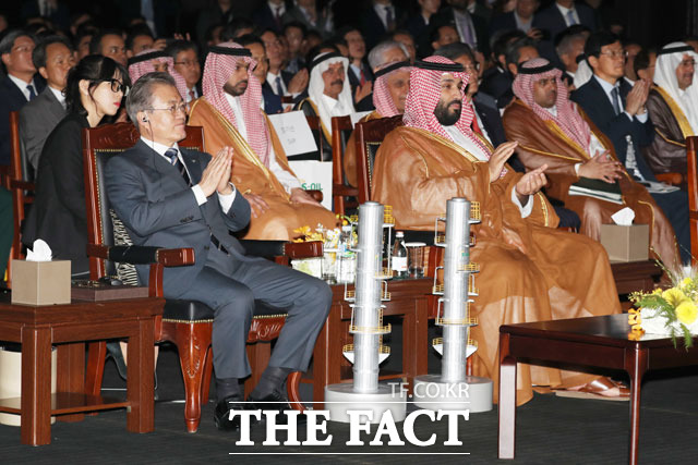 에쓰오일의 RUC·ODC 설비 준공식이 지난 26일 서울 중구 신라호텔에 열린 가운데 이번 준공식이 무함마드 빈 살만 빈 압둘 아지즈 알-사우드(빈 살만) 사우디아라비아 왕세자 방한 일정에 맞추기 위해 1년 정도 늦어진 것이라는 추측이 나온다. 사진은 문재인 대통령과 빈 살만 왕세자가 회사 소개 영상에 박수를 보내고 있는 모습. /뉴시스