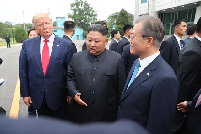 도널드 트럼프 미국 대통령과 김정은 북한 국무위원장, 문재인 대통령이 판문점 남측에서 만나 대화하고 있다. /뉴시스