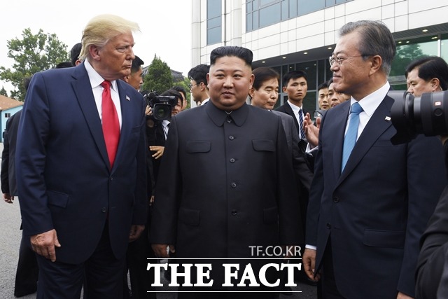 1일 코스피는 남북미 세 정상의 판문점 회동 성사와 정상회담發 호재에도 개인이 팔자에 나서며 2130선을 내주고 약보합에 장을 마쳤다. /AP.뉴시스