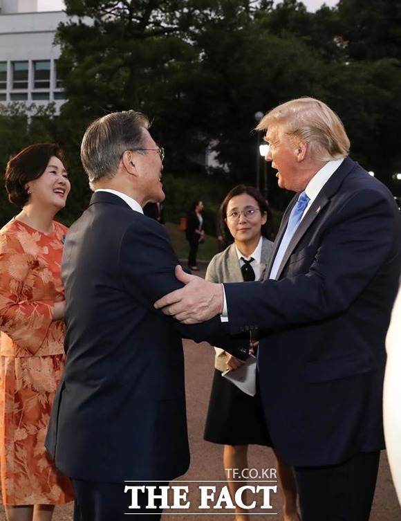 김정숙(왼쪽 첫번째) 여사가 청와대 여민관 앞에서 도널드 트럼프 미국 대통령을 맞이하고 있다. /뉴시스