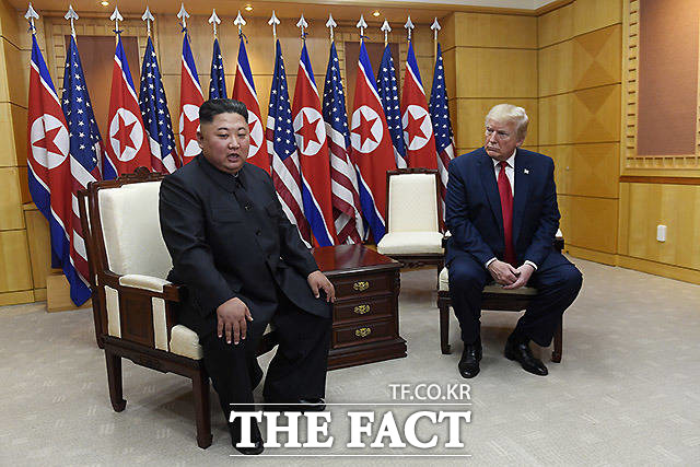 판문점 남측 자유의집에서 단독 대화를 갖고 있는 김정은 북한 국무위원장과 도널드 트럼프 미국 대통령. /AP.뉴시스
