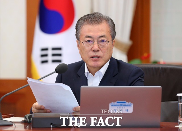 문재인 대통령이 2일 청와대 본관에서 열린 국무회의를 주재하고 있다. /뉴시스