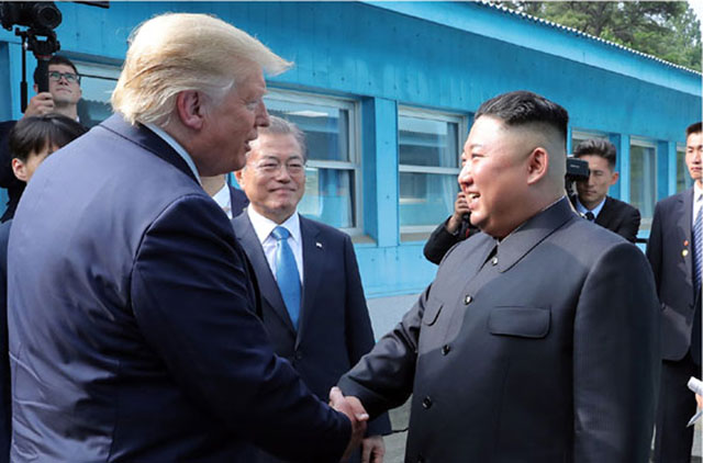 도널드 트럼프 미국 대통령과 김정은 북한 국무위원장이 지난달 30일 판문점에서 만나 악수하고 있는 가운데 문재인 대통령이 이를 바라보고 있다. /노동신문