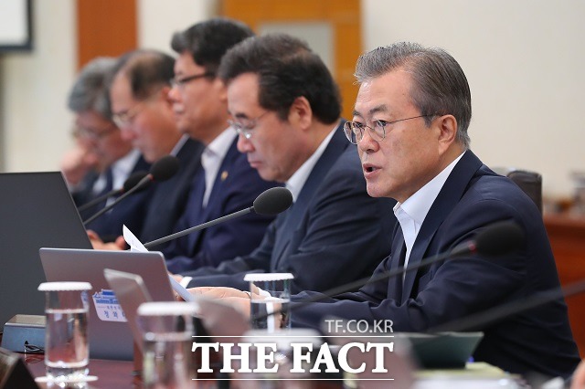 문재인 대통령이 2일 청와대 본관에서 열린 국무회의를 주재하고 있다. /뉴시스