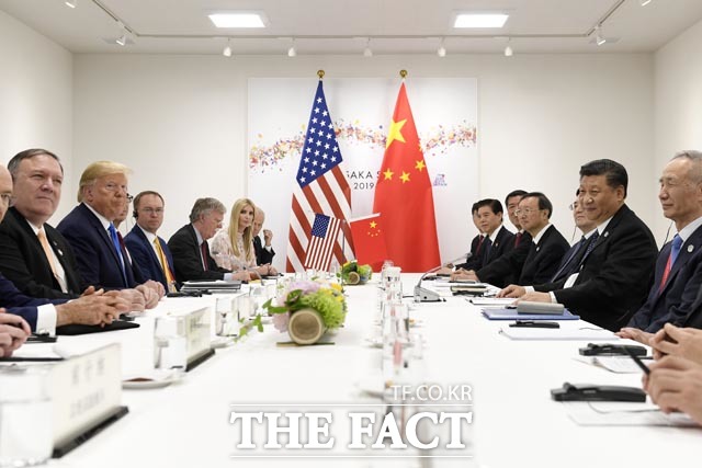 도널드 트럼프 미국 대통령이 지난달 29일 일본 오사카에서 시진핑 중국 국가주석과 양국 대표단과 함께 정상회담을 진행하고 있다. /AP·뉴시스