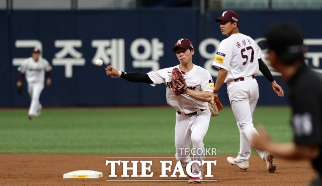 5일 열리는 2019시즌 한국프로야구(KBO)프로야구 3경기를 대상으로 한 야구토토 스페셜 60회차 투표율을 중간 집계한 결과, 스포츠팬들은 키움-롯데(3경기)전에서 키움의 우세를 전망한 것으로 나타났다./뉴시스