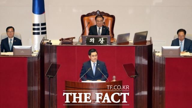 오 원내대표는 경제 수치를 근거로 현 경제 상황을 진단했다. 그러면서 문재인 대통령의 안이한 경제 인식에 결코 동의할 수 없다며 수정을 요구했다. /뉴시스