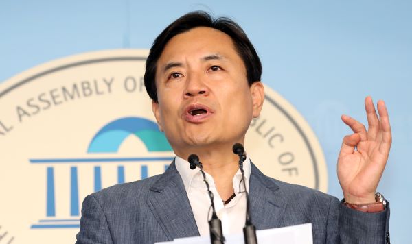 자유한국당 김진태 의원이 5일 국회 정론관에서 윤석열 검찰총장 후보자 인사청문회 관련 기자회견을 하고 있다. /뉴시스